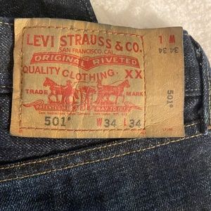 Men’s NWOT Levi’s 501 Button Fly Straight Fit. Size 34 x 34. Dark Wash.